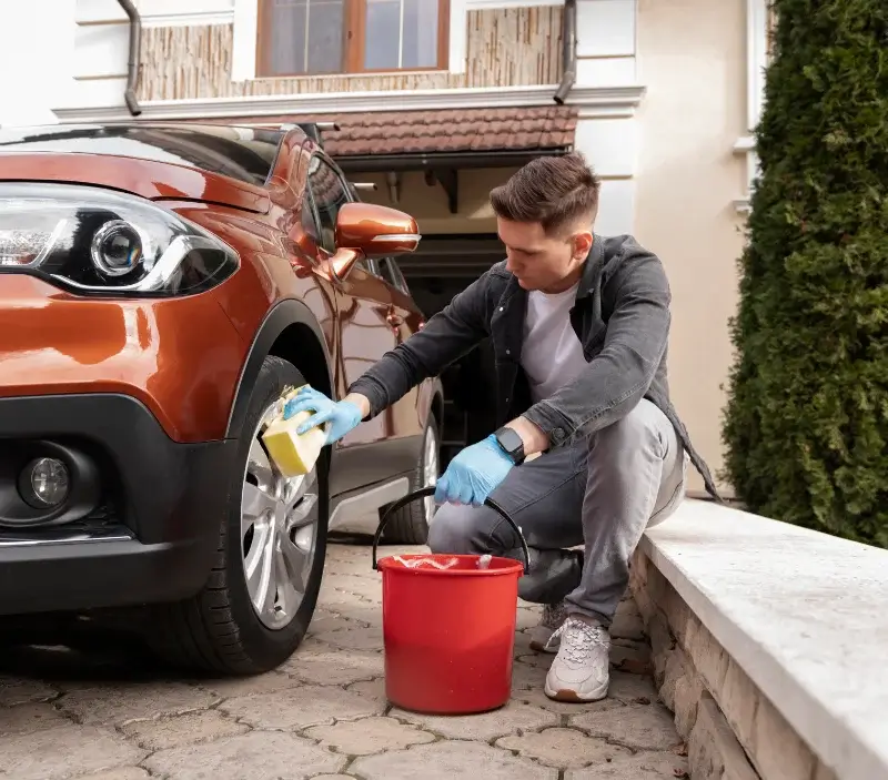 Lavage auto à domicile Garennes-sur-Eure : professionnel intervenant sur un véhicule